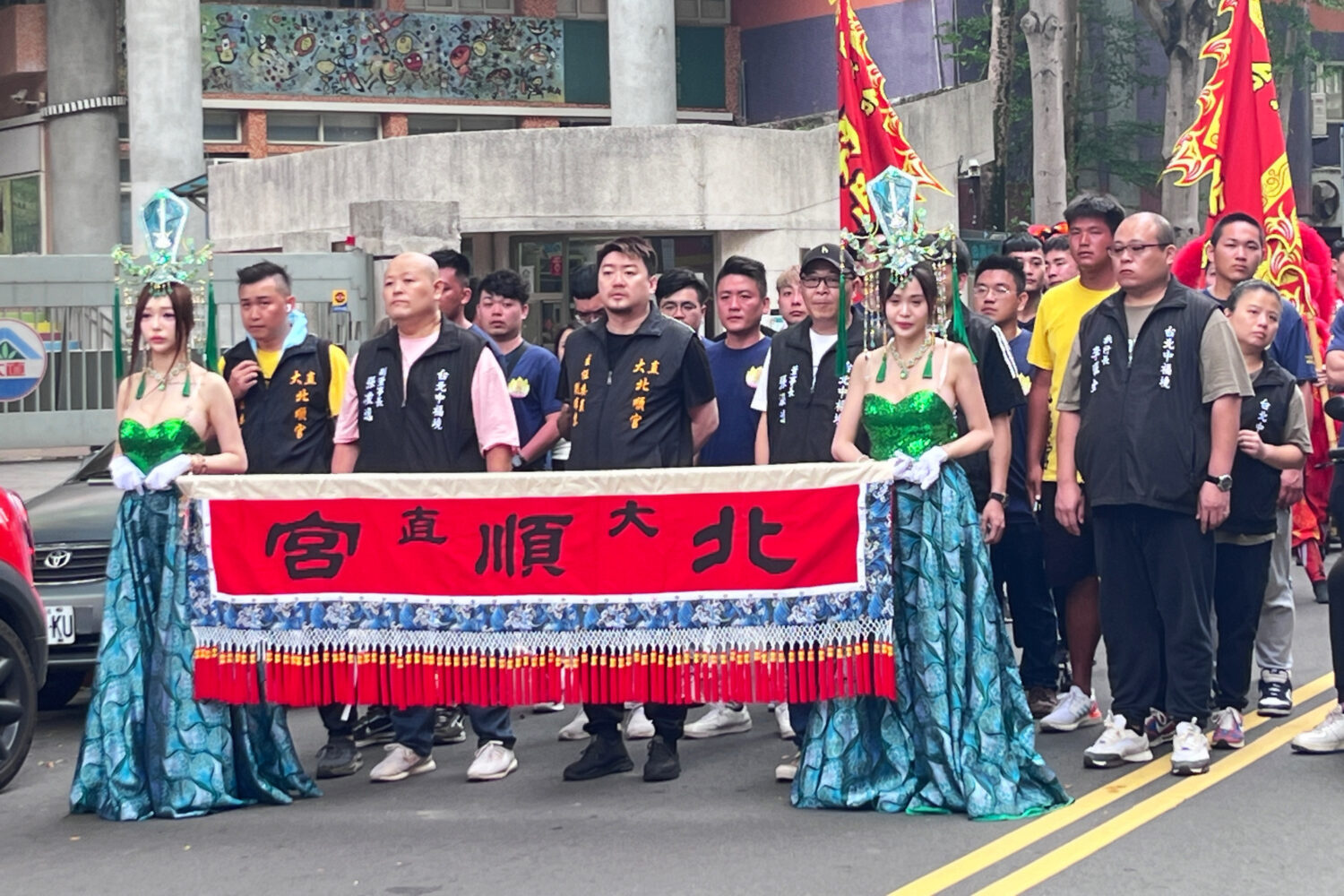 大直北順宮20年來首度舉辦遶境大典 星光加持2,000信眾共行祈平安順遂 大直北順宮新任主委劉耀東上任以來重啟這項暌違近20年的「張李莫(三)府王爺」遶境大典。(民眾提供)