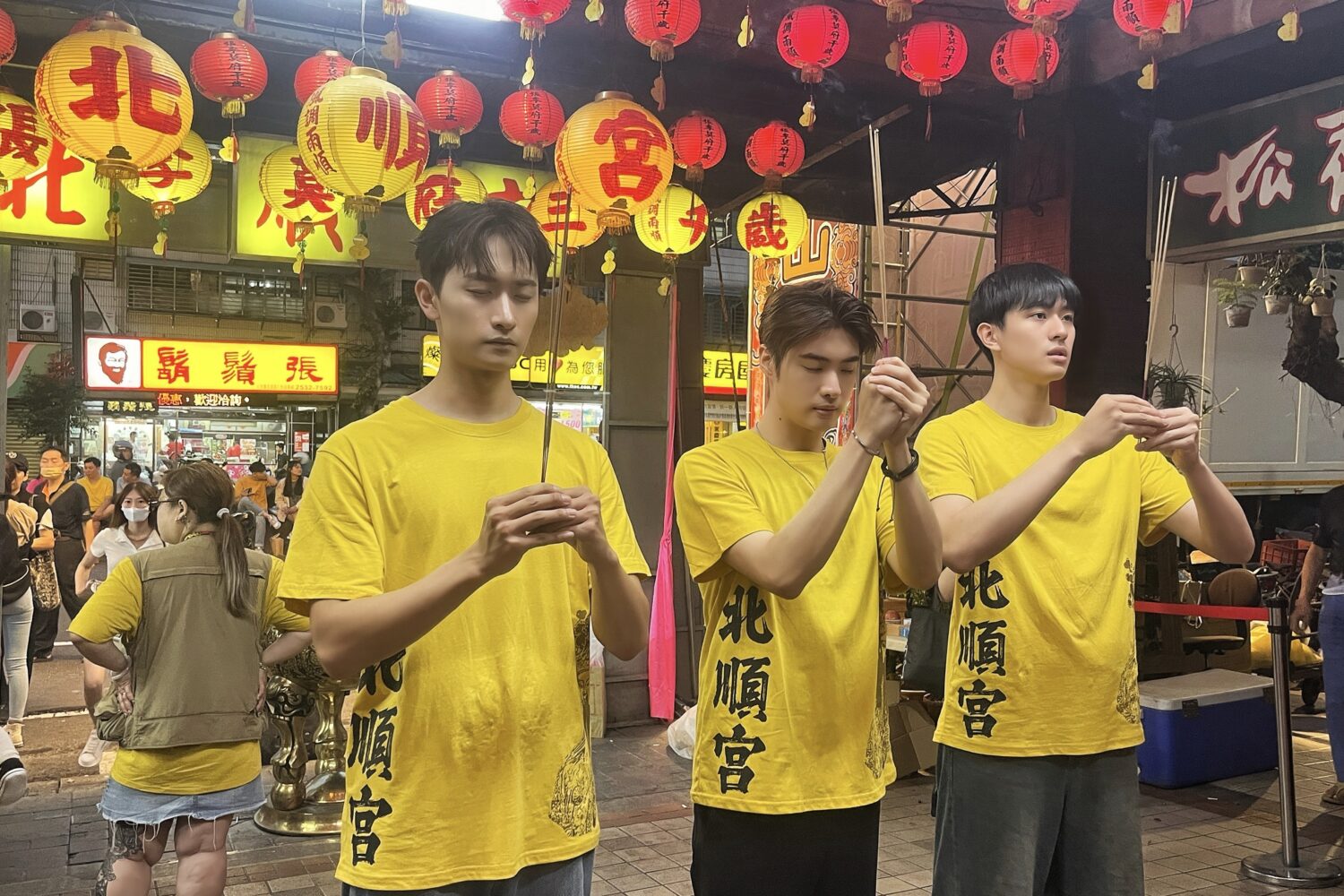 大直北順宮20年來首度舉辦遶境大典 星光加持2,000信眾共行祈平安順遂 演員毛祁生、徐瑋澤、朴靖恆現身盛事為即將出演「民雄鬼屋」影集祈求順利、平安。(民眾提供)
