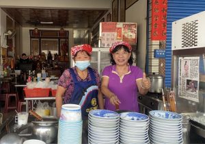 唐玲脫了火辣身材　也難敵「尚有麵店」粄條的誘惑
