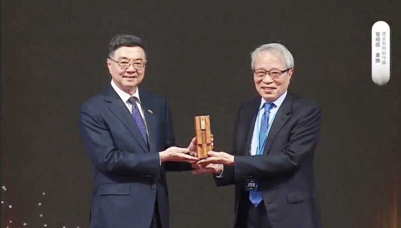 中國醫藥大學醫療體系鄭隆賓院長團隊 榮獲經濟部國家發明創作獎發明獎金牌