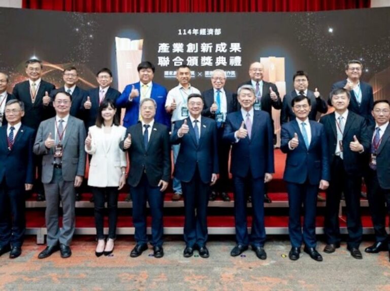 中國醫藥大學醫療體系鄭隆賓院長團隊 榮獲經濟部國家發明創作獎發明獎金牌