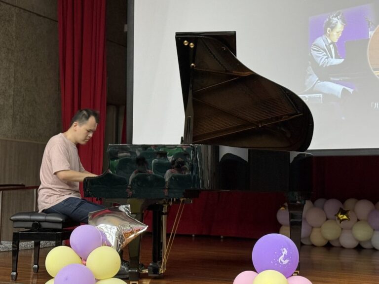 視障鋼琴家許哲誠蒞臨信義國小 音樂分享生命韌性