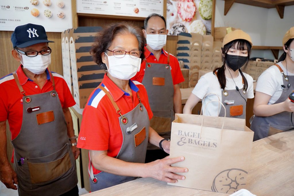 貝果專賣店結合終身學習協會 浪漫七月華麗登場 | 索引新聞 INDEX News