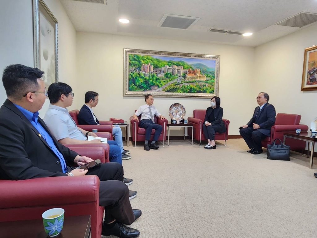 寶島眼鏡總經理蔡宜珊走進校園 與中臺科大攜手培育視光產業新人才 寶島眼鏡總經理蔡宜珊親赴中臺科大,攜手推動產學合作,簽署MOU共同培育視光產業新人才,強化專業教育與創新應用,打造視光產業新典範。