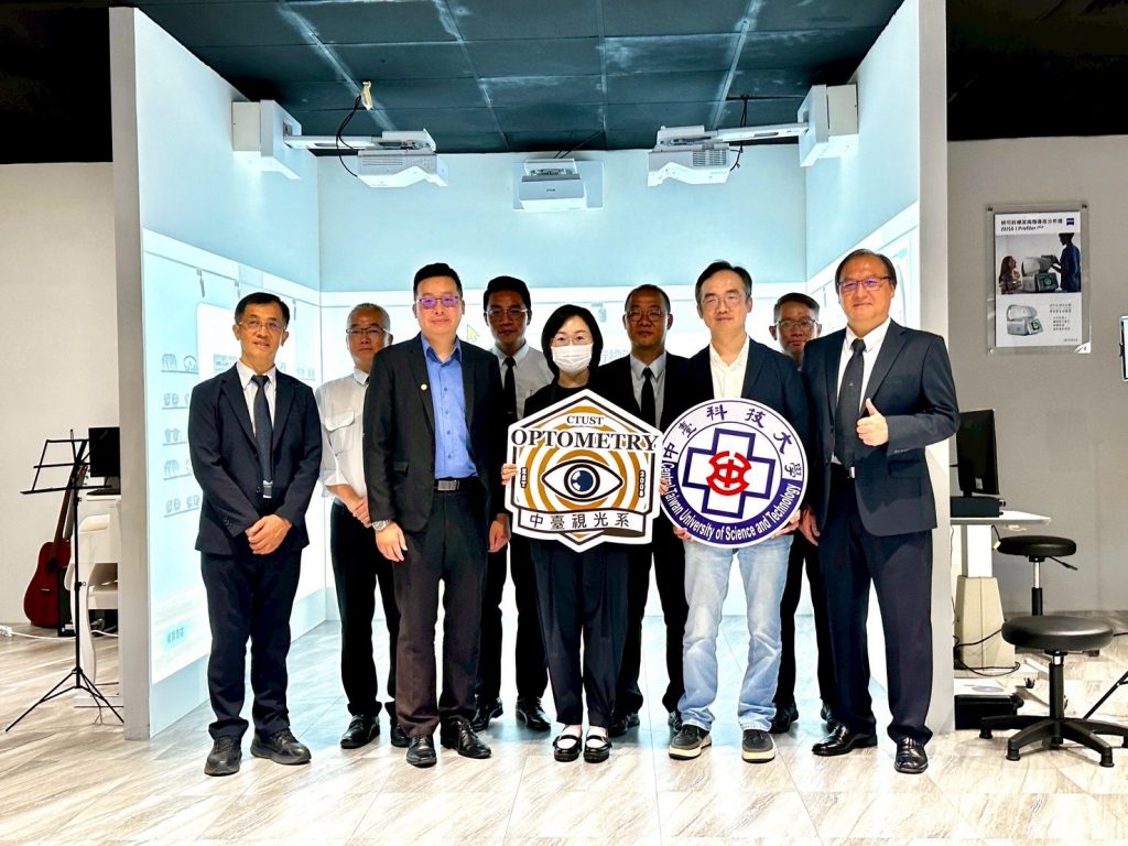 寶島眼鏡總經理蔡宜珊走進校園 與中臺科大攜手培育視光產業新人才 寶島眼鏡總經理蔡宜珊親赴中臺科大,攜手推動產學合作,簽署MOU共同培育視光產業新人才,強化專業教育與創新應用,打造視光產業新典範。