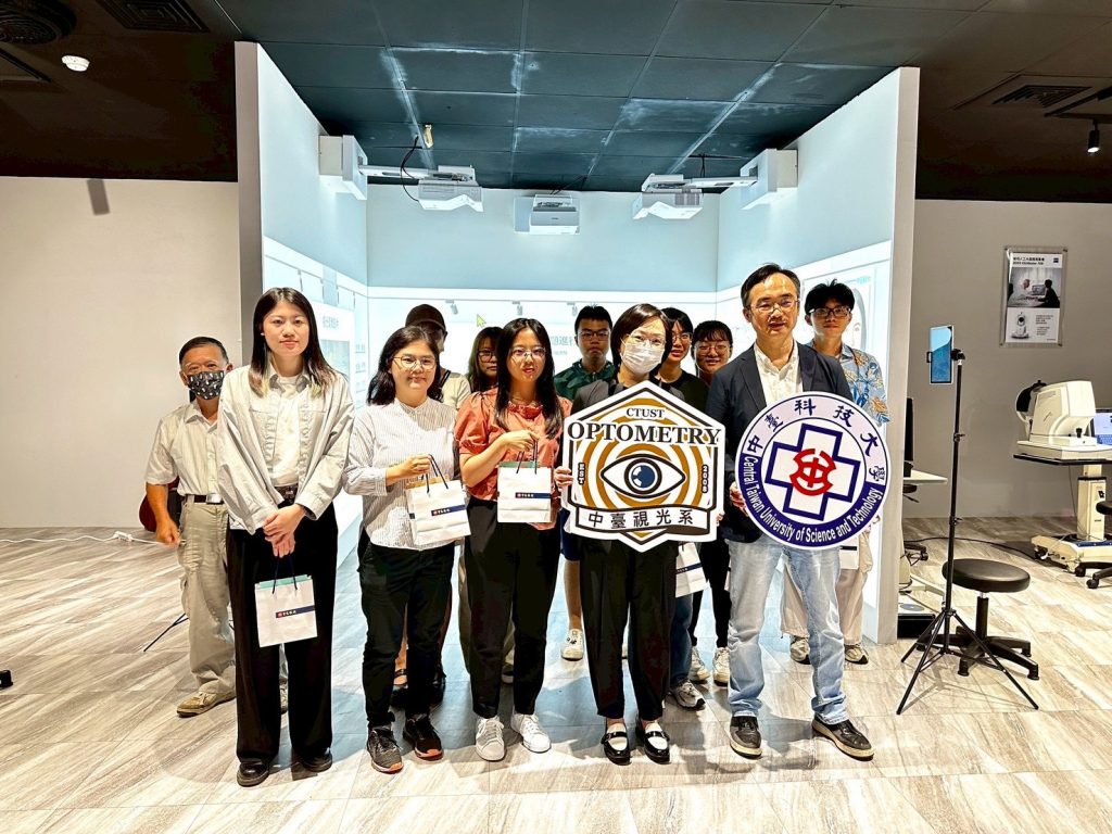 寶島眼鏡總經理蔡宜珊走進校園 與中臺科大攜手培育視光產業新人才 寶島眼鏡總經理蔡宜珊親赴中臺科大,攜手推動產學合作,簽署MOU共同培育視光產業新人才,強化專業教育與創新應用,打造視光產業新典範。