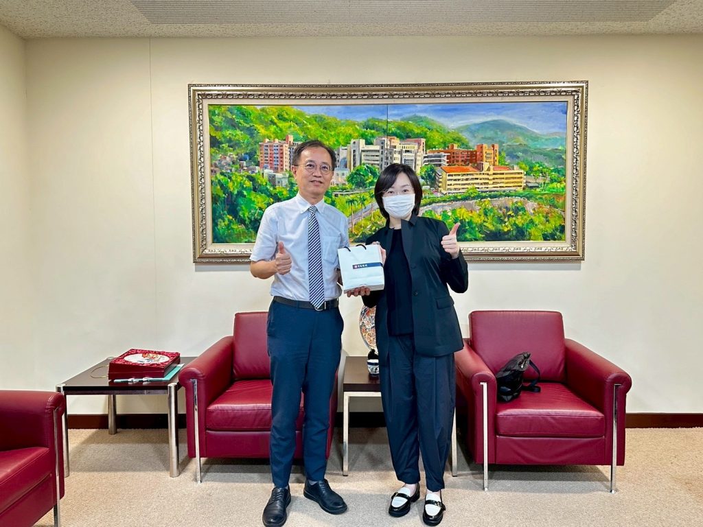 寶島眼鏡總經理蔡宜珊走進校園 與中臺科大攜手培育視光產業新人才 寶島眼鏡總經理蔡宜珊親赴中臺科大,攜手推動產學合作,簽署MOU共同培育視光產業新人才,強化專業教育與創新應用,打造視光產業新典範。