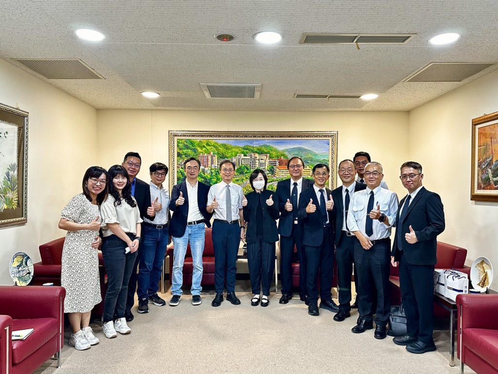 寶島眼鏡總經理蔡宜珊走進校園 與中臺科大攜手培育視光產業新人才 寶島眼鏡總經理蔡宜珊親赴中臺科大,攜手推動產學合作,簽署MOU共同培育視光產業新人才,強化專業教育與創新應用,打造視光產業新典範。