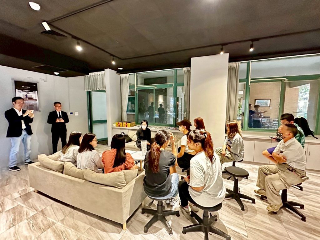 寶島眼鏡總經理蔡宜珊走進校園 與中臺科大攜手培育視光產業新人才 寶島眼鏡總經理蔡宜珊親赴中臺科大,攜手推動產學合作,簽署MOU共同培育視光產業新人才,強化專業教育與創新應用,打造視光產業新典範。