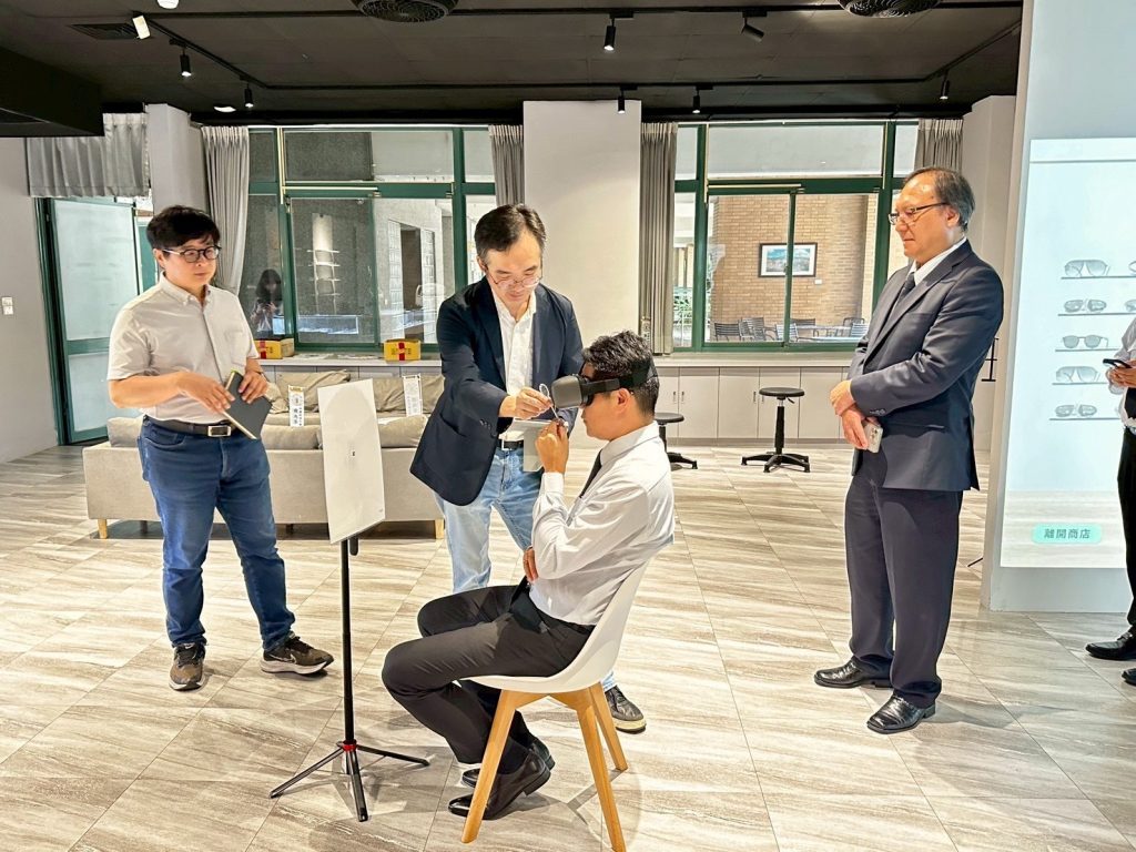 寶島眼鏡總經理蔡宜珊走進校園 與中臺科大攜手培育視光產業新人才 寶島眼鏡總經理蔡宜珊親赴中臺科大,攜手推動產學合作,簽署MOU共同培育視光產業新人才,強化專業教育與創新應用,打造視光產業新典範。
