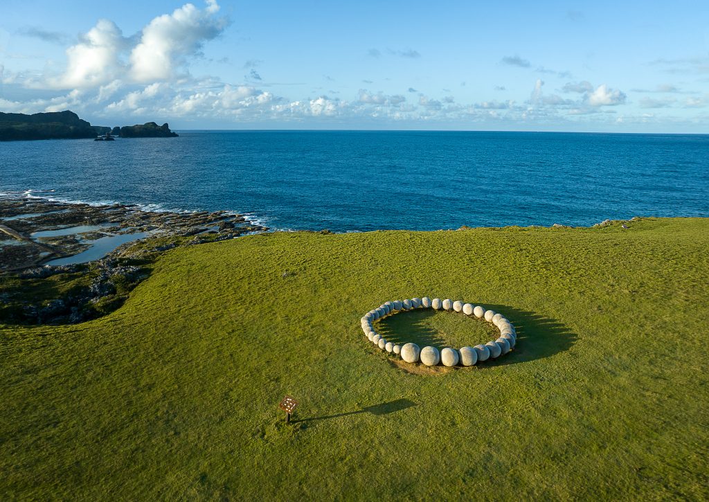 攝影家吳易達於亞書藝所舉辦「觀星逐浪－島漂：綠島的夜 星辰/大海」攝影個展，展現綠島星空與海洋之美，結合空拍與潛水視角，呼籲永續旅行與環保，邀您一同感受自然與人文的動人瞬間。