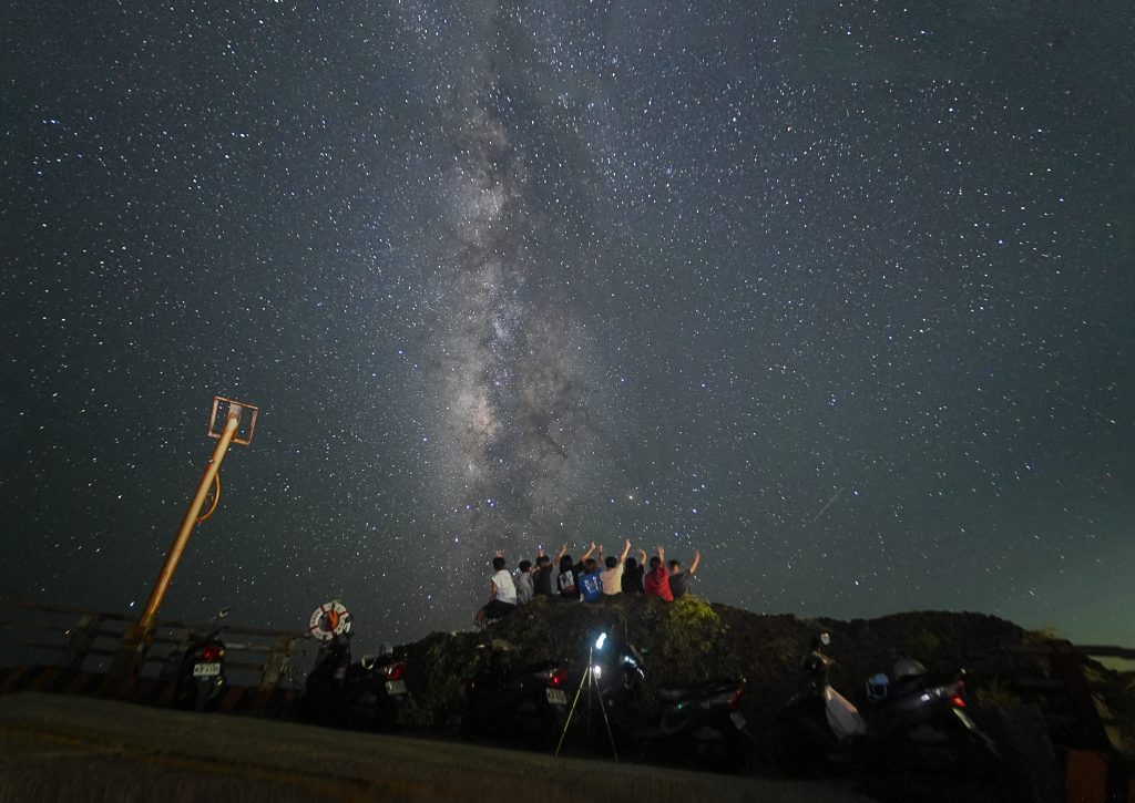 攝影家吳易達於亞書藝所舉辦「觀星逐浪－島漂：綠島的夜 星辰/大海」攝影個展，展現綠島星空與海洋之美，結合空拍與潛水視角，呼籲永續旅行與環保，邀您一同感受自然與人文的動人瞬間。