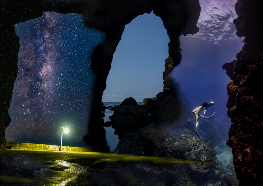 攝影家吳易達於亞書藝所舉辦「觀星逐浪－島漂：綠島的夜 星辰/大海」攝影個展，展現綠島星空與海洋之美，結合空拍與潛水視角，呼籲永續旅行與環保，邀您一同感受自然與人文的動人瞬間。