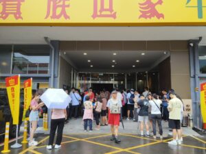 板橋旗艦店「貴族世家」開幕 人潮湧現排隊 現場抽牌無預約