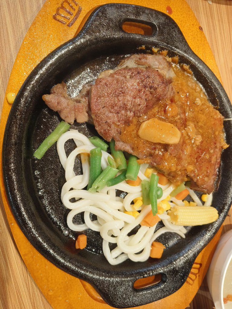 板橋旗艦店「貴族世家」開幕 人潮湧現排隊 現場抽牌無預約 | 索引新聞 INDEX News