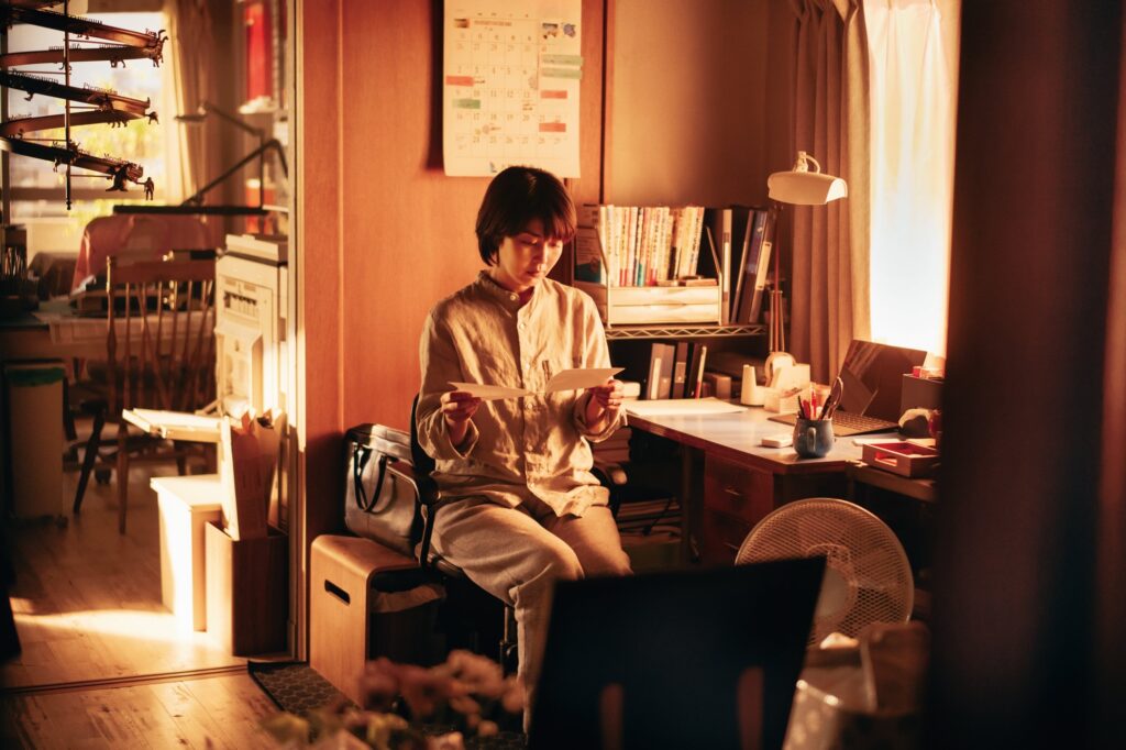 跨越時空的初吻 新聞稿照03 《大豆田永久子與三個前夫》松隆子在本作中飾演為拯救過世的丈夫回到15年前的妻子