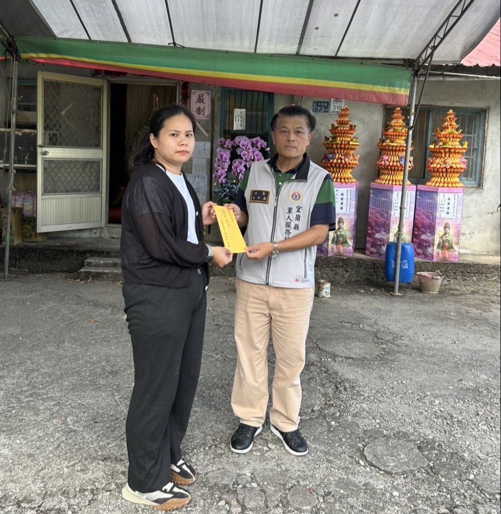 新兵入營座談 弔唁慰問喪父袍澤 何中南親力親為 1 《圖說》陸軍六軍團炮指部蔡姓下士父親因突發性心臟病驟逝,宜蘭縣軍人服務站長何中南親往弔唁慰問。〈宜蘭軍服站提供〉