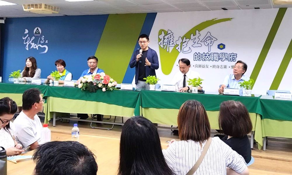 《圖說》育林國中教師體驗活動熱烈展開，教育局技職科長江彥廷與會致詞。〈新北高工提供〉
