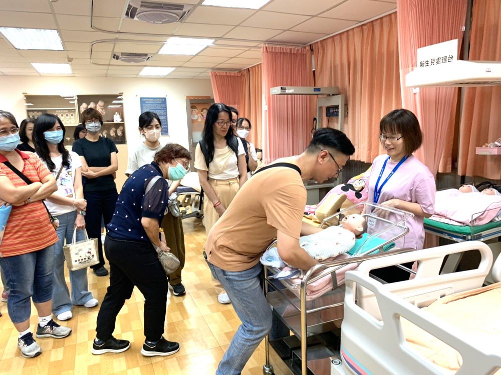 《圖說》育林國中師長在亞東科大護理系體驗新生兒照護。〈亞東科大提供〉