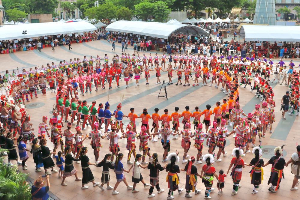 跨世代傳承場面壯觀 新北「嶼海交織」原民千人齊聚歡慶 5 《圖說》活動千人圍舞。〈原民局提供〉