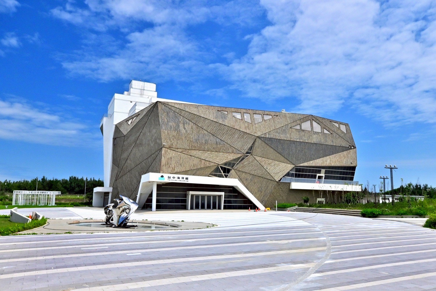 台中海洋館即將於2025年8月盛大開幕，成為中台灣濱海觀光新地標。融合生態教育、親子體驗與建築美學，串聯高美濕地、梧棲漁港等熱門景點，打造獨特海線旅遊新篇章，邀您探索山海之美。