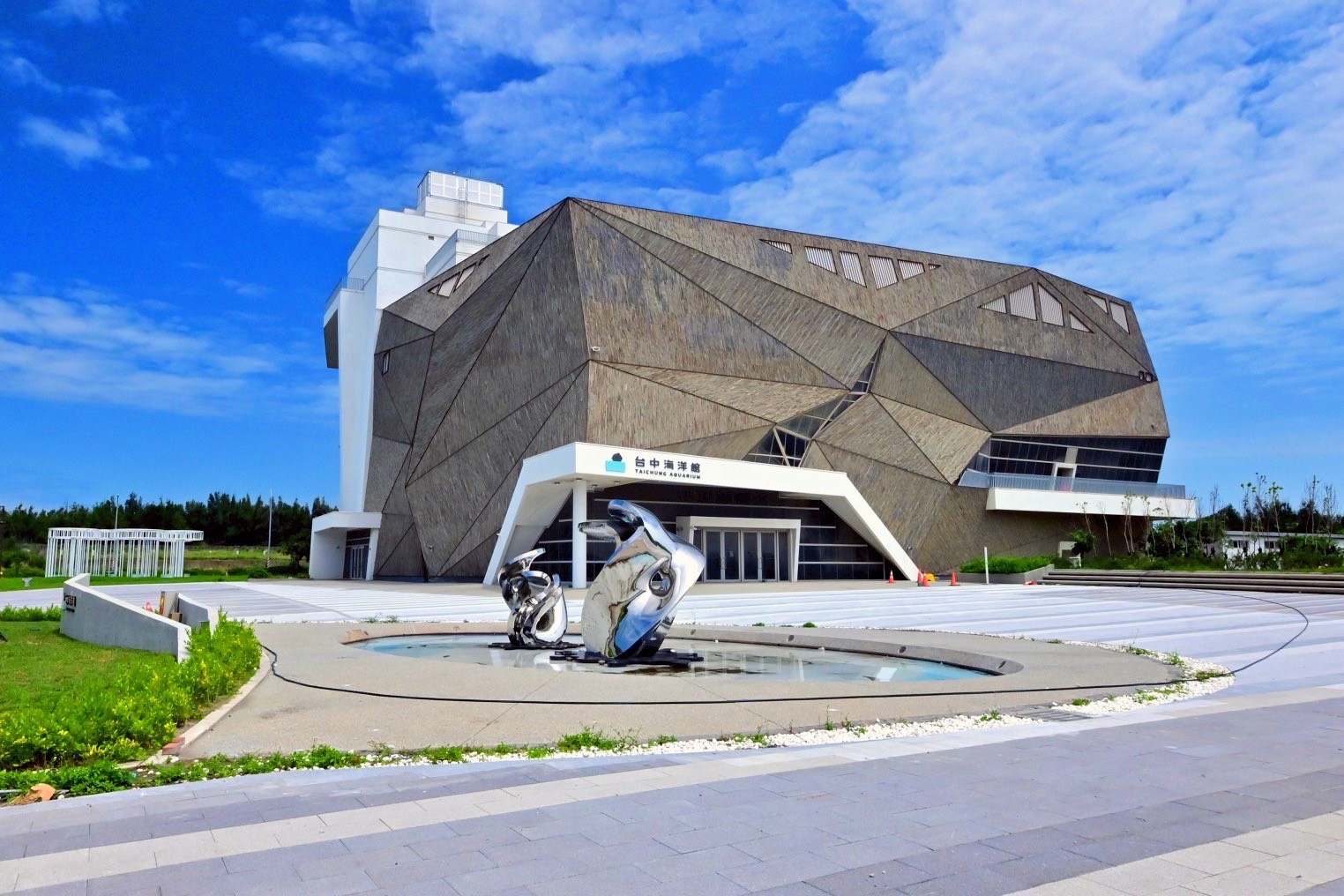 台中海洋館即將於2025年8月盛大開幕，成為中台灣濱海觀光新地標。融合生態教育、親子體驗與建築美學，串聯高美濕地、梧棲漁港等熱門景點，打造獨特海線旅遊新篇章，邀您探索山海之美。