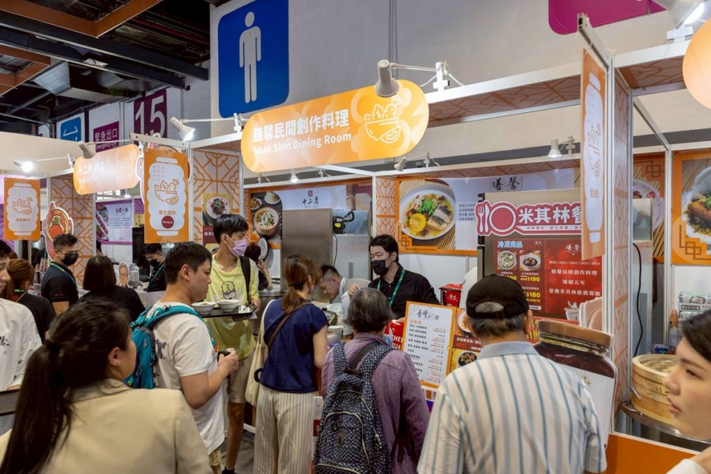 台灣美食展週末人氣爆棚，展場集結台南經典小吃、米其林必比登名店、特色飲品與異國美食，多家名店商品完售。把握假日，逛展嘗遍台味與世界美食，享受限時優惠與精彩廚藝秀！