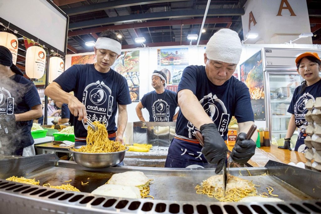 台灣美食展週末人氣爆棚，展場集結台南經典小吃、米其林必比登名店、特色飲品與異國美食，多家名店商品完售。把握假日，逛展嘗遍台味與世界美食，享受限時優惠與精彩廚藝秀！