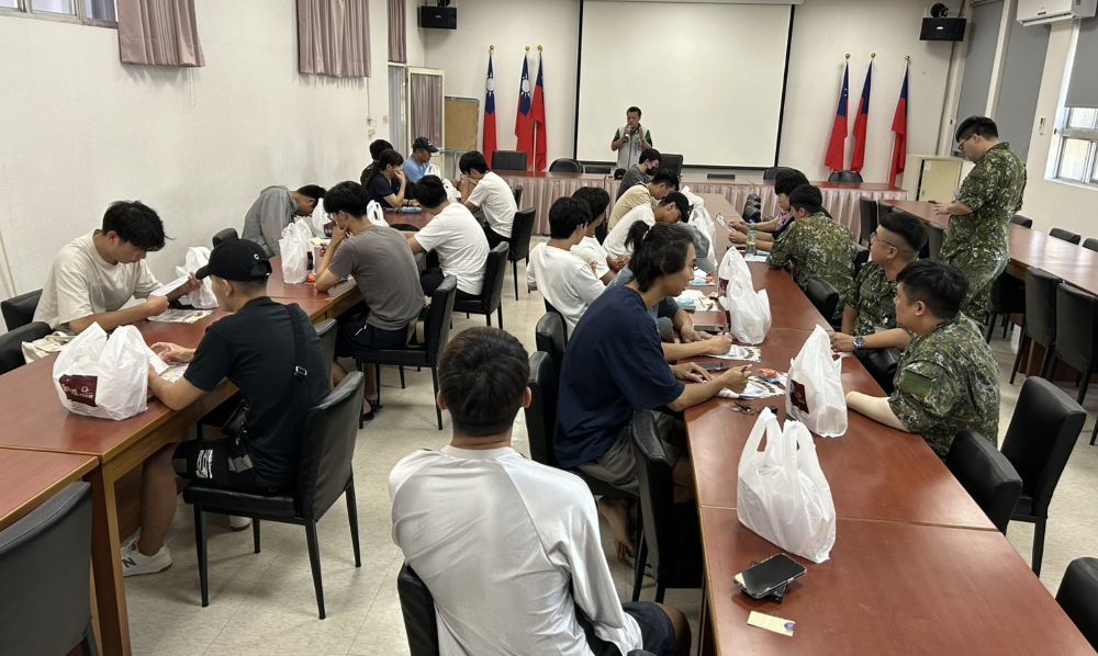 新兵入營座談 弔唁慰問喪父袍澤 何中南親力親為 2 《圖說》宜蘭縣軍人服務站長何中南參加宜蘭市公所「與徵屬有約-新兵入營座談會」,說明宣導服役應注意事項。〈宜蘭軍服站提供〉