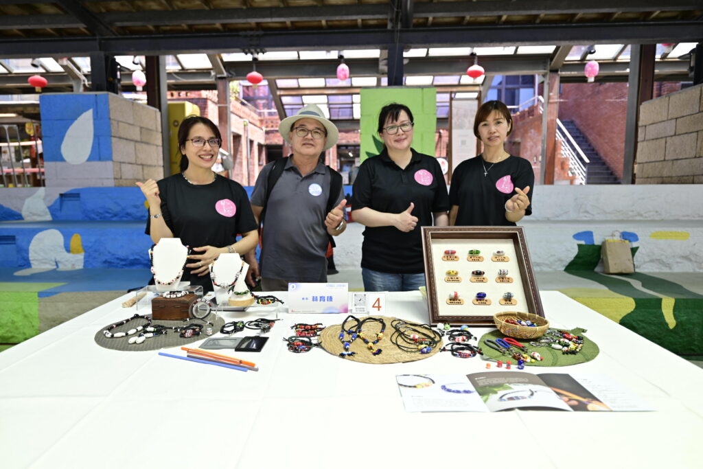 文化交心・工藝傳情《臺灣工藝聚-浪漫傳情藝》 七夕宜蘭傳藝園區盛大登場 2 %E3%80%8C%E5%B7%A5%E8%97%9D%E8%BE%A6%E6%A1%8C%E2%80%94%E4%BA%94%E6%84%9F%E7%9B%9B%E5%AE%B4%E3%80%8D%E9%80%8F%E9%81%8E%E8%A6%96%E8%A6%BA%E3%80%81%E8%81%BD%E8%A6%BA%E8%88%87%E6%89%8B%E6%84%9F%E4%BA%A4%E7%B9%94%EF%BC%8C%E5%B8%B6%E4%BE%86%E6%B2%89%E6%B5%B8%E5%BC%8F%E6%84%9F%E5%AE%98%E9%AB%94%E9%A9%97 0
