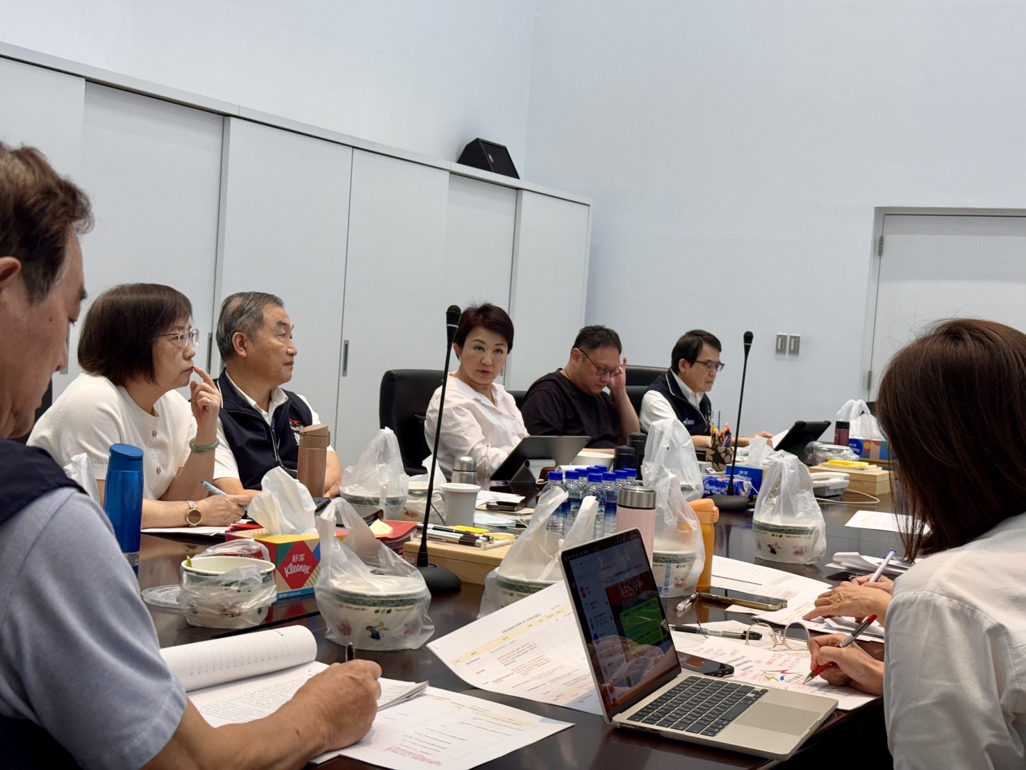 投入2500萬助企業拓展國際市場 台中市政府啟動全方位產業應變 台中市政府投入2,500萬元補助,啟動全方位產業應變,協助企業因應美國關稅衝擊,拓展國際市場,強化出口競爭力,並推動稅務減免與勞工保障,助產業穩健發展。