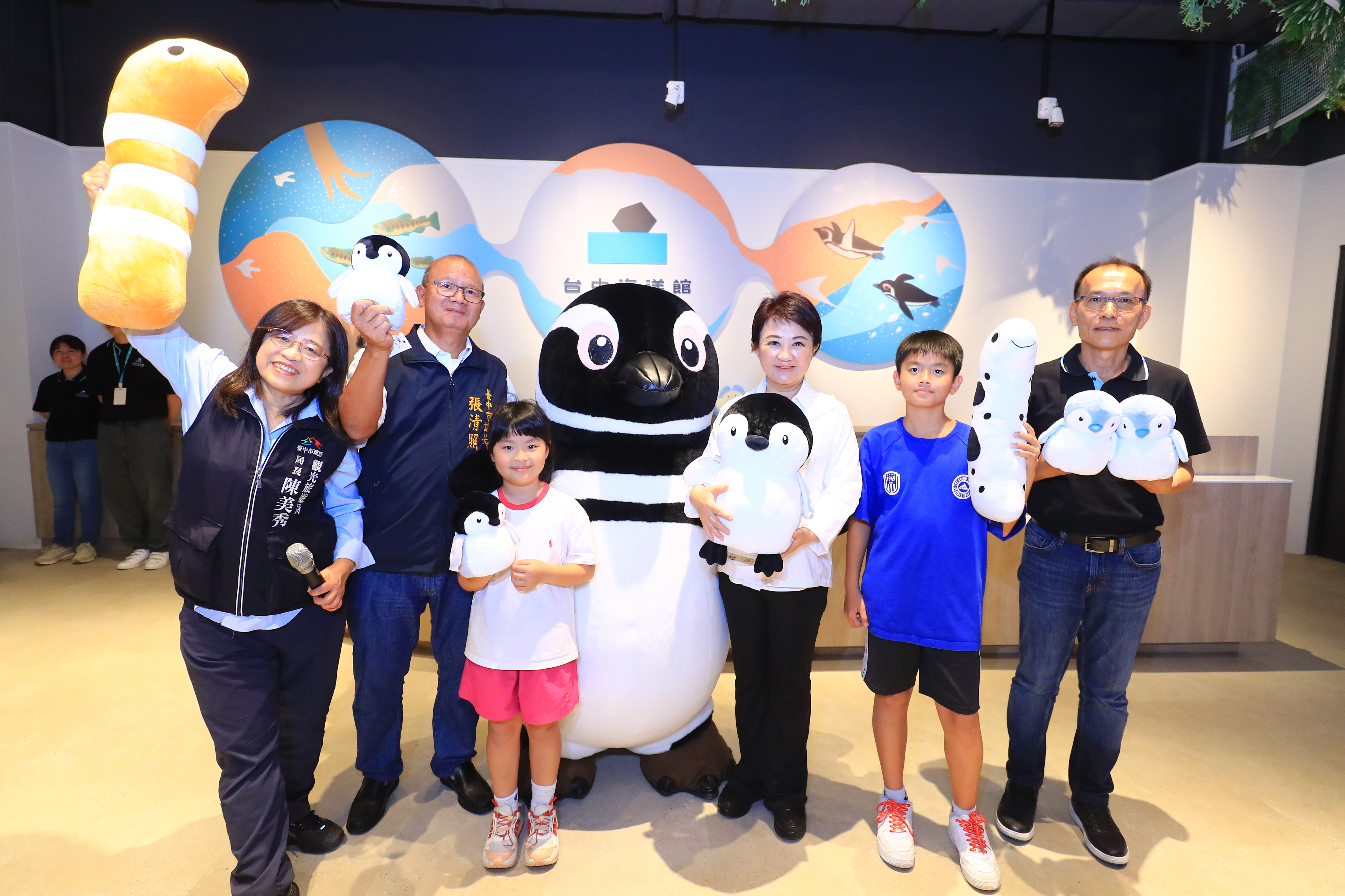 台中海洋館斥資13億、歷經三任市長十四年規劃，將於2025年8月21日盛大開幕。全台首創室內濕地體驗區、開放式展示，打造親子共學與生態保育新地標，成為台中海線觀光亮點！