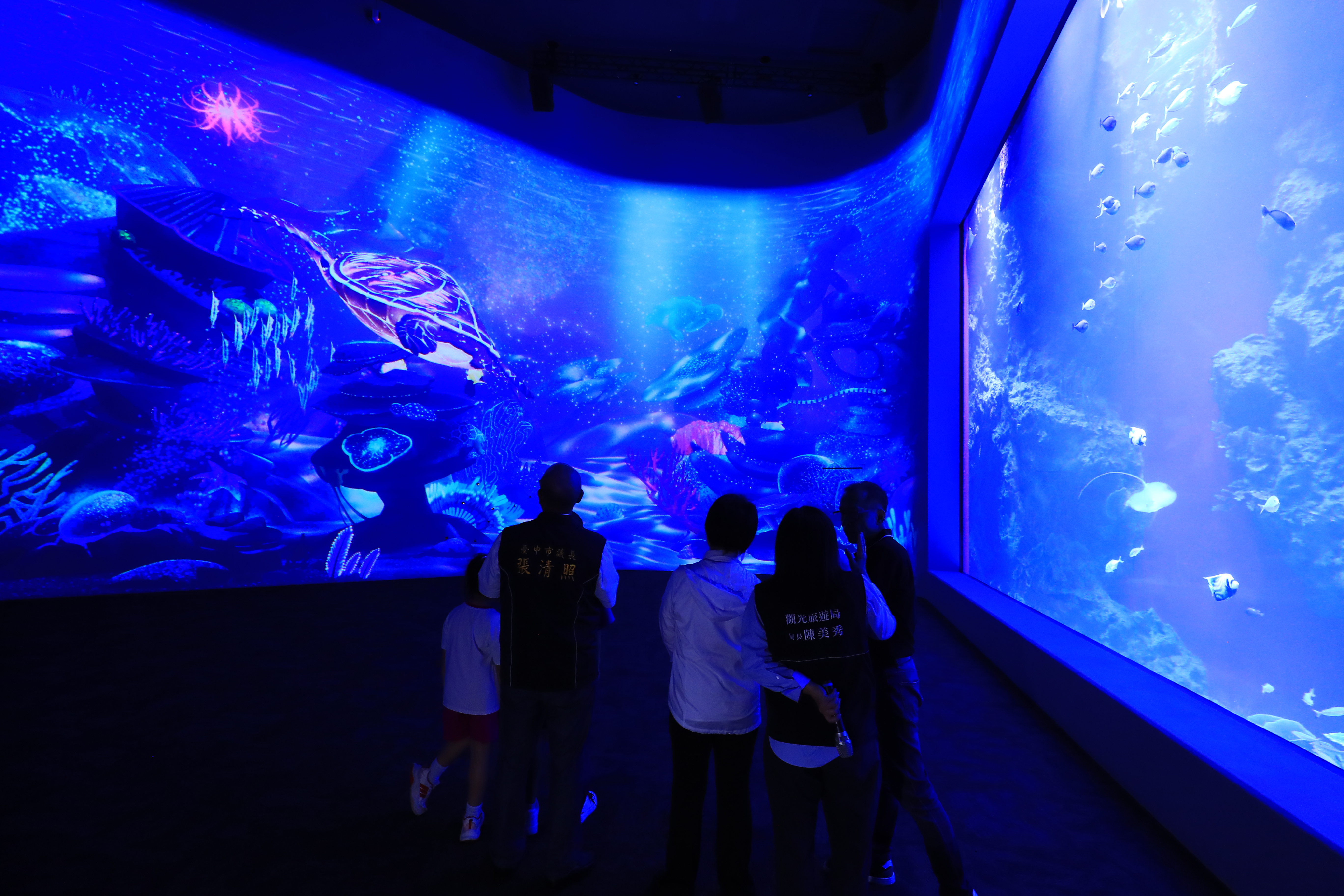 台中海洋館斥資13億、歷經三任市長十四年規劃，將於2025年8月21日盛大開幕。全台首創室內濕地體驗區、開放式展示，打造親子共學與生態保育新地標，成為台中海線觀光亮點！