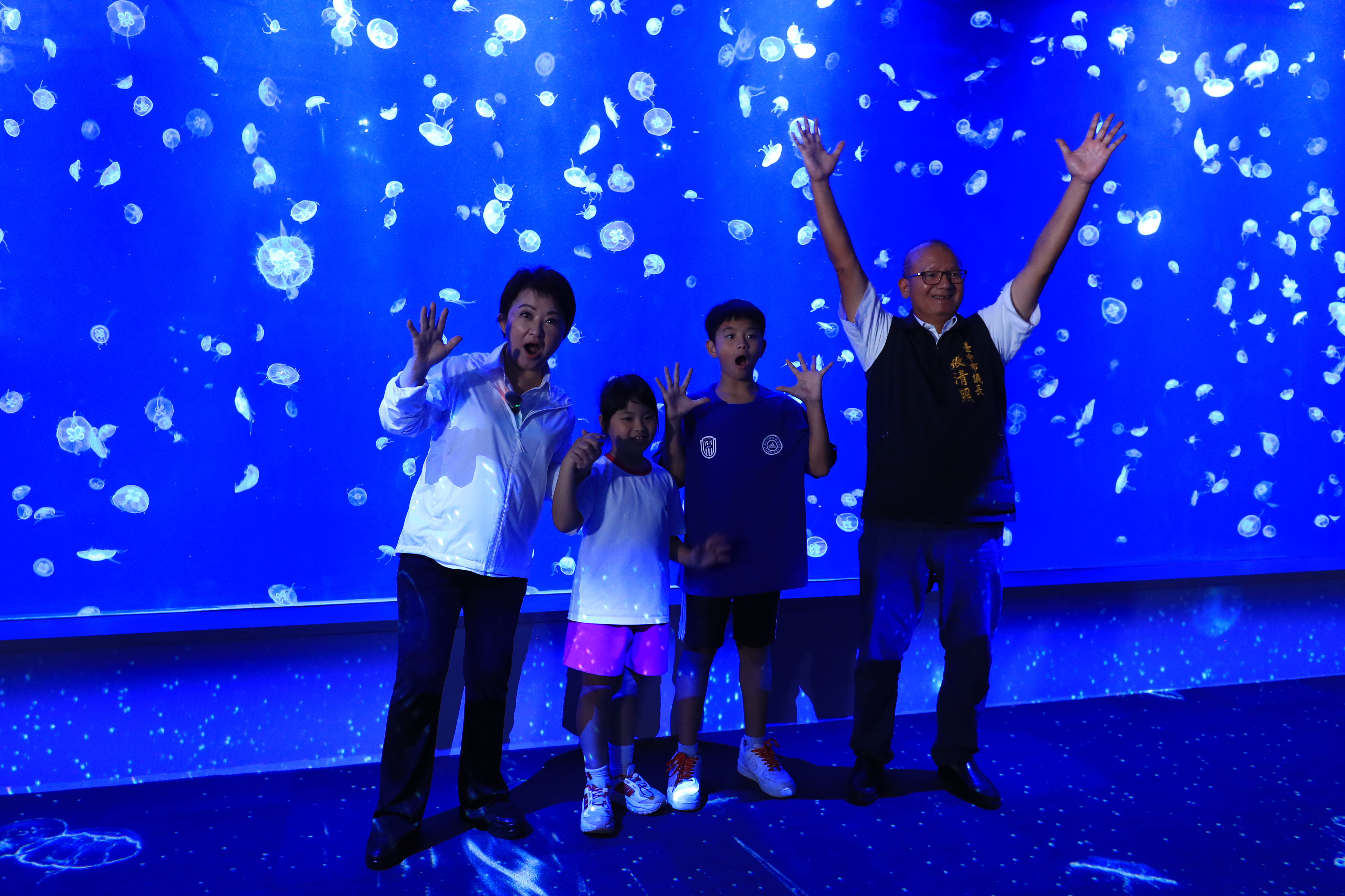 台中海洋館斥資13億、歷經三任市長十四年規劃，將於2025年8月21日盛大開幕。全台首創室內濕地體驗區、開放式展示，打造親子共學與生態保育新地標，成為台中海線觀光亮點！