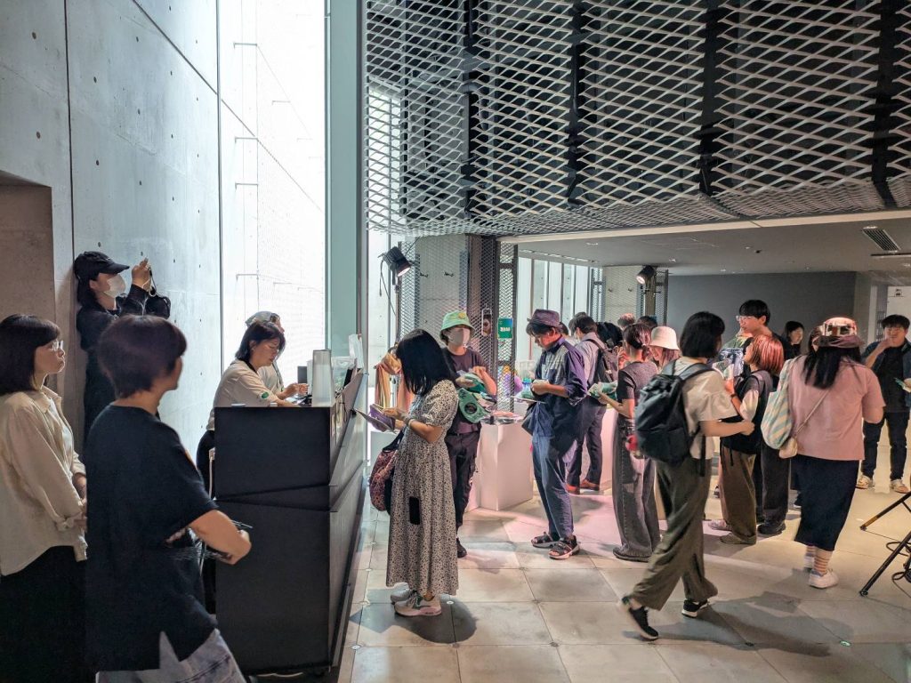 「We TAIWAN」臺灣文化in大阪．關西世博盛大開幕，黃翊攜機器人庫卡首度回哆啦A夢故鄉演出，跨國人機共舞與臺日藝術交流，吸引大批觀眾搶購a-We週邊，展現臺灣文化魅力。