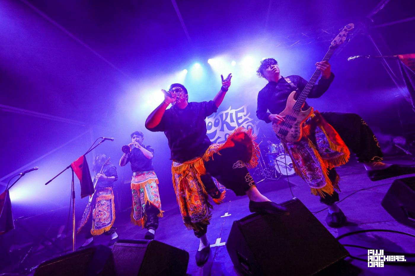 台中樂團震樂堂以宮廟搖滾風格登上日本Fuji Rock音樂祭，展現台灣音樂文化創意與國際實力。「搖滾台中」推動跨國交流，讓台灣在地音樂躍上全球舞台，吸引國際矚目。