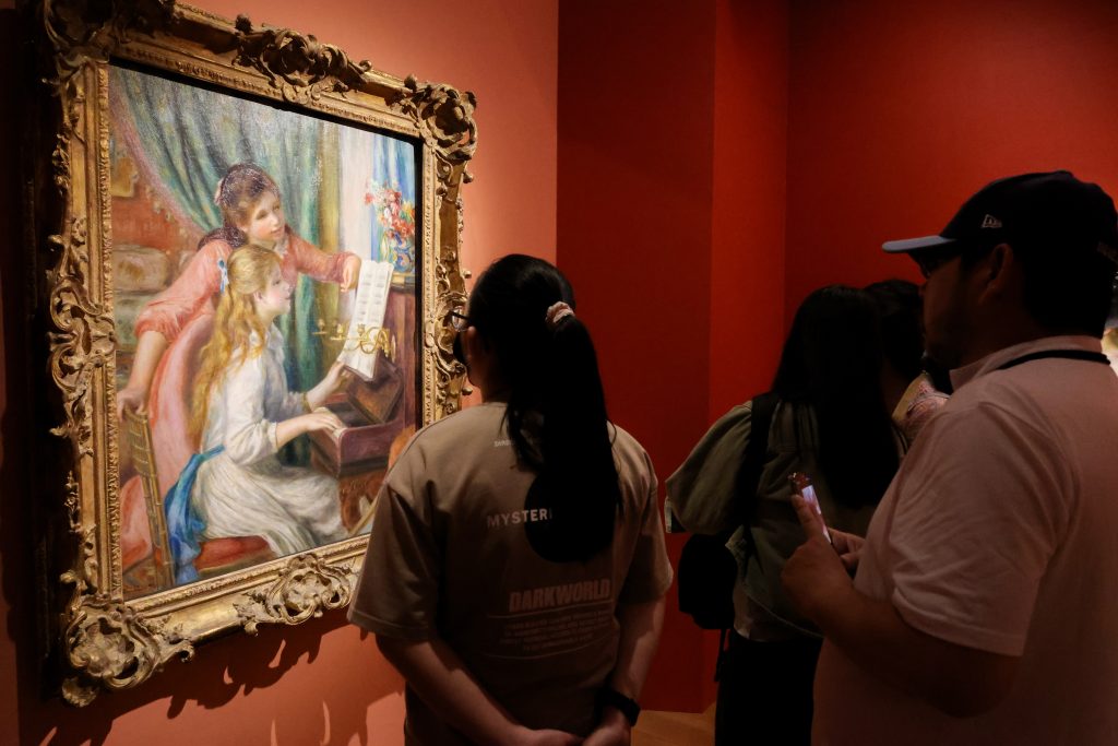國立故宮博物院舉辦「敦親睦鄰之夜」，邀請鄰里免費參觀「美國大都會博物館名作展」，展出雷諾瓦、梵谷等大師經典名作，展期至10月12日，歡迎共襄盛舉，感受西方藝術百年風華。