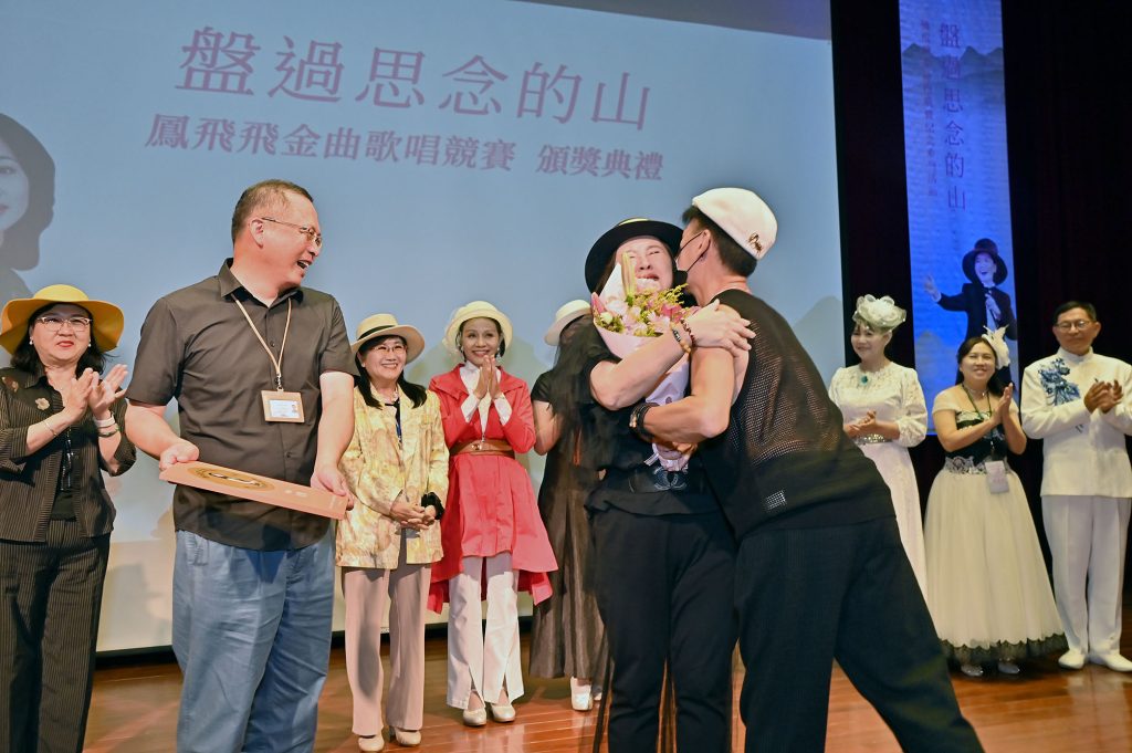 鳳飛飛金曲競賽登場 跨世代同台傳唱經典圓滿落幕 4 樂齡組金獎選手陳香菱的加油團上台獻花