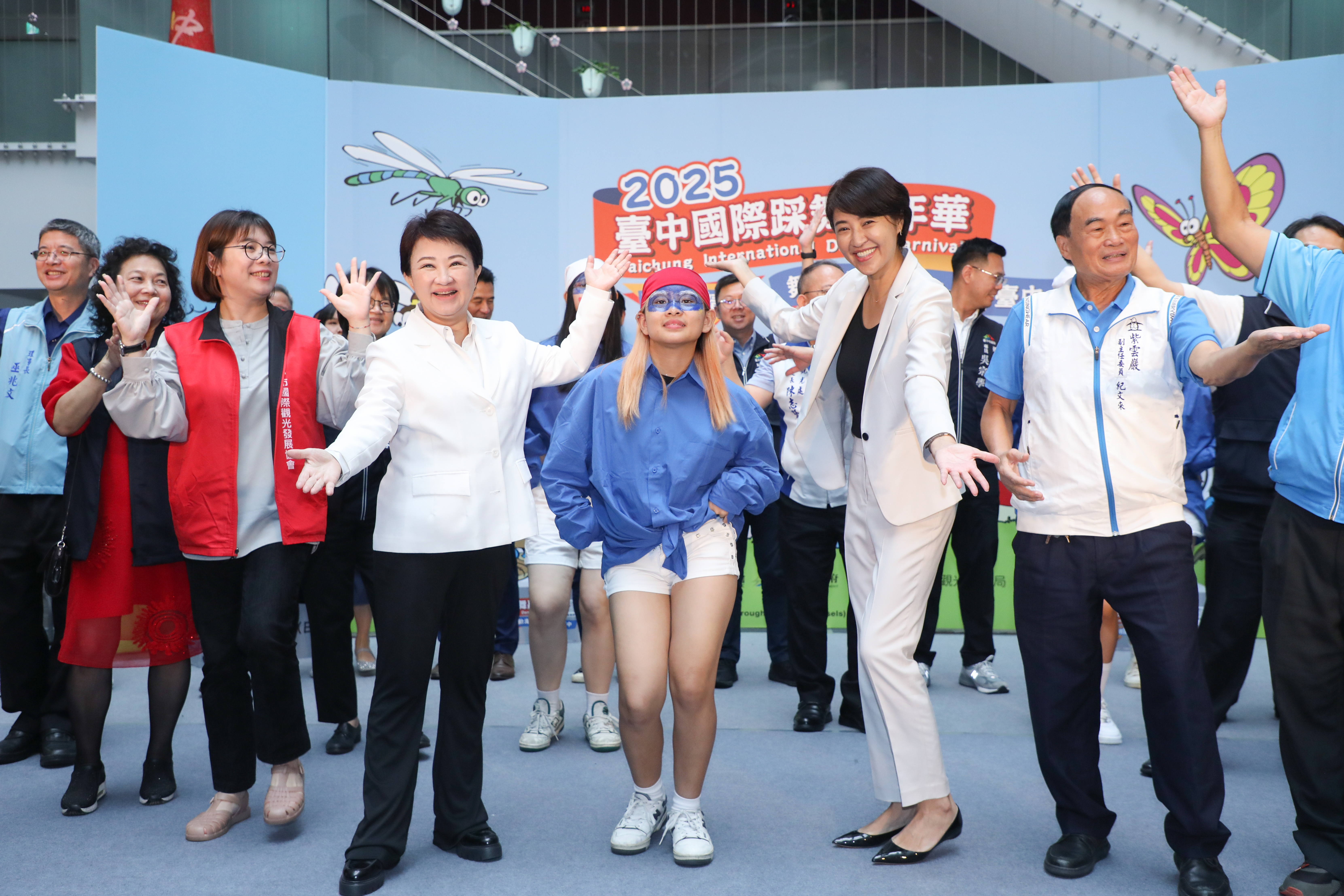 2025台中國際踩舞嘉年華將於清水區盛大舉辦，三大特色亮點包括首次移師海線、與藍色小精靈跨界聯名及典藏特展，集結國內外舞團與全民競賽，打造國際級舞蹈盛會，歡迎踴躍參與！