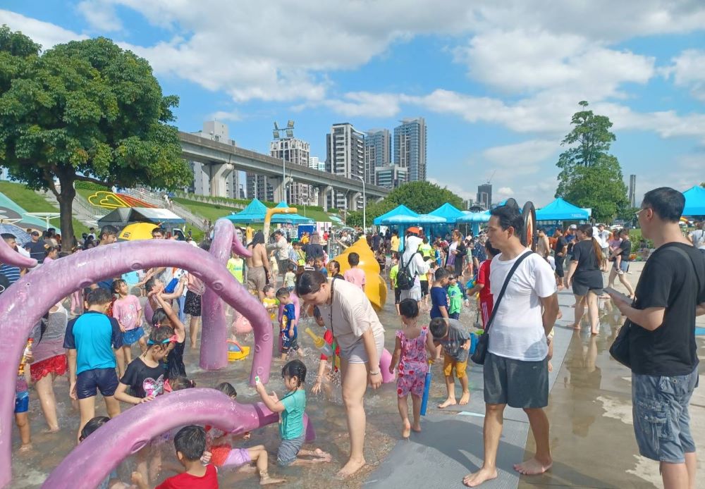《圖說》海世界水樂園玩水民眾絡繹不絕。〈水利局提供〉