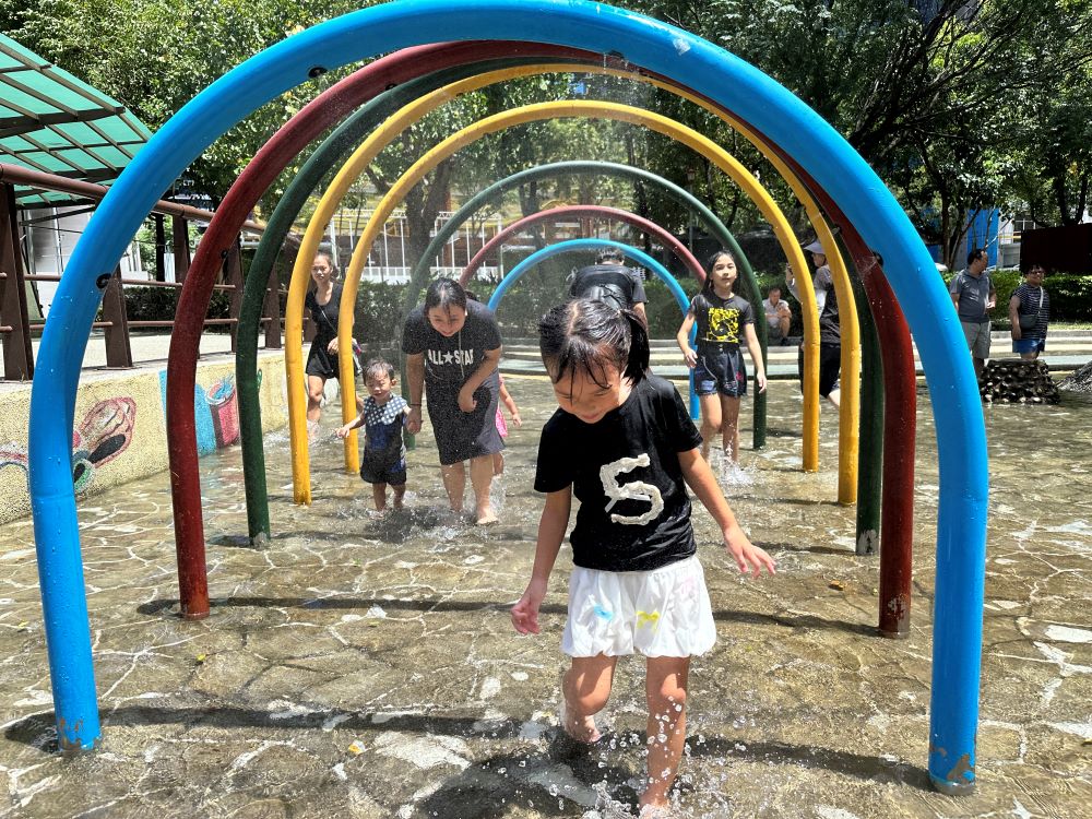 《圖說》新莊塭仔底濕地公園戲水池彩虹噴霧，帶給小朋友們戲水的樂趣。〈水利局提供〉