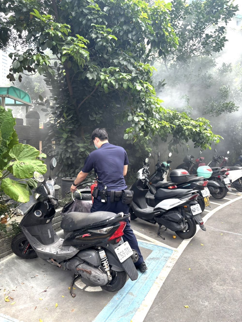 《圖說》永和警接獲熱心民眾緊急通報，指稱巷內草叢旁冒出火勢，立即趕赴查看即時控制火勢，化解可能釀成的災難。〈永和分局提供〉