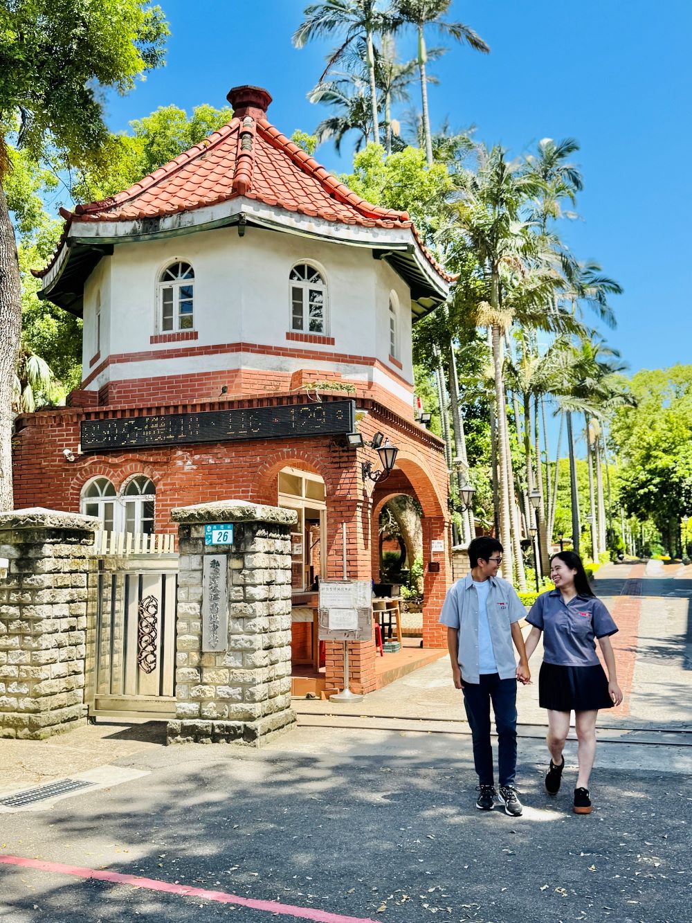 《圖說》淡水古蹟博物館「古蹟文化廊帶」主題導覽活動，行經的淡江高級中學是電影《不能說的·秘密》取景地，吸引遊客特地穿上特製制服在電影場景拍照。〈淡古提供〉