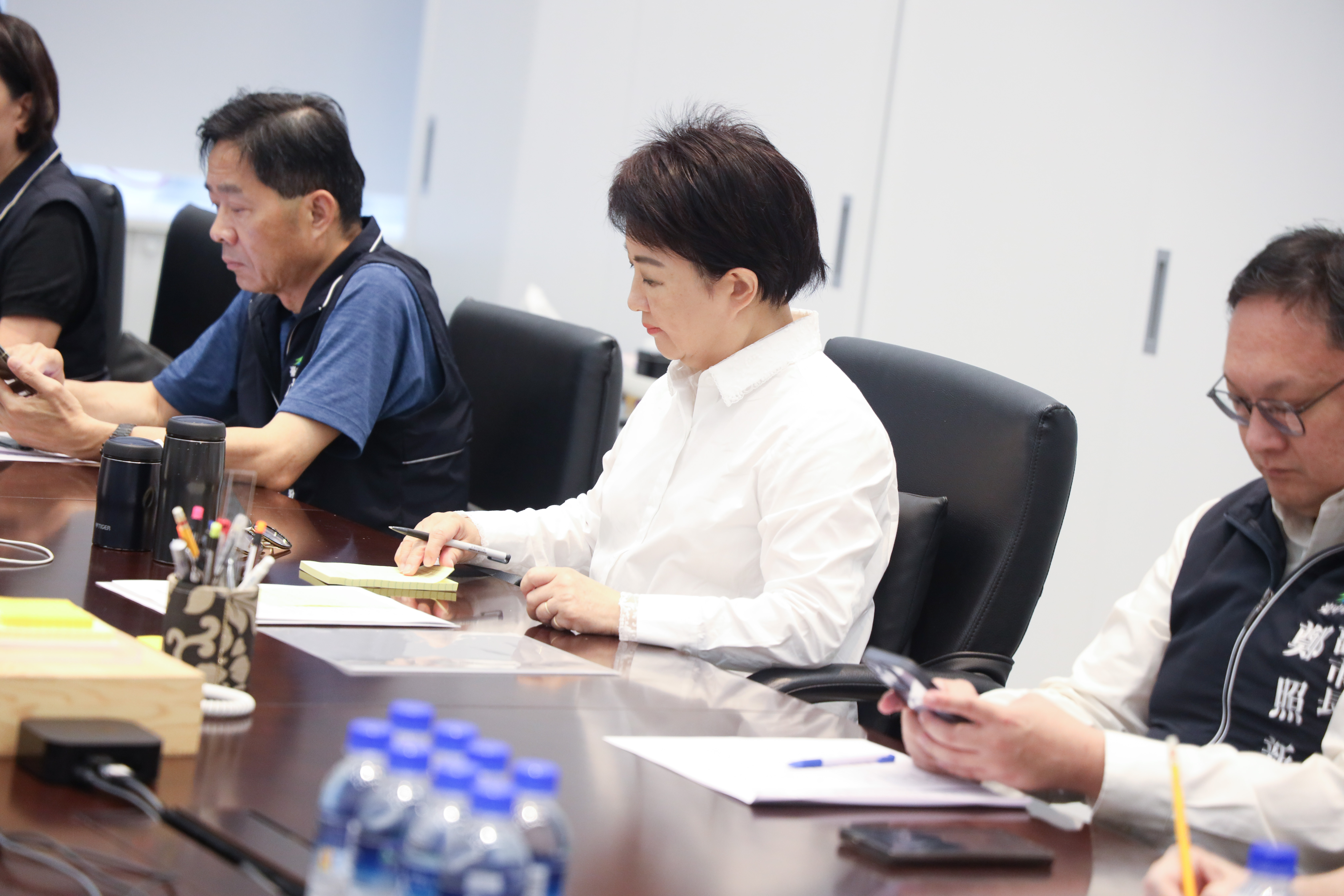 中台灣八縣市首長集結，針對美國關稅衝擊，提出十五項關鍵對策，呼籲中央與地方攜手，穩定台灣經濟、守護產業與民生。盧秀燕主導會議，聚焦產業轉型、財政支援與糧食安全。