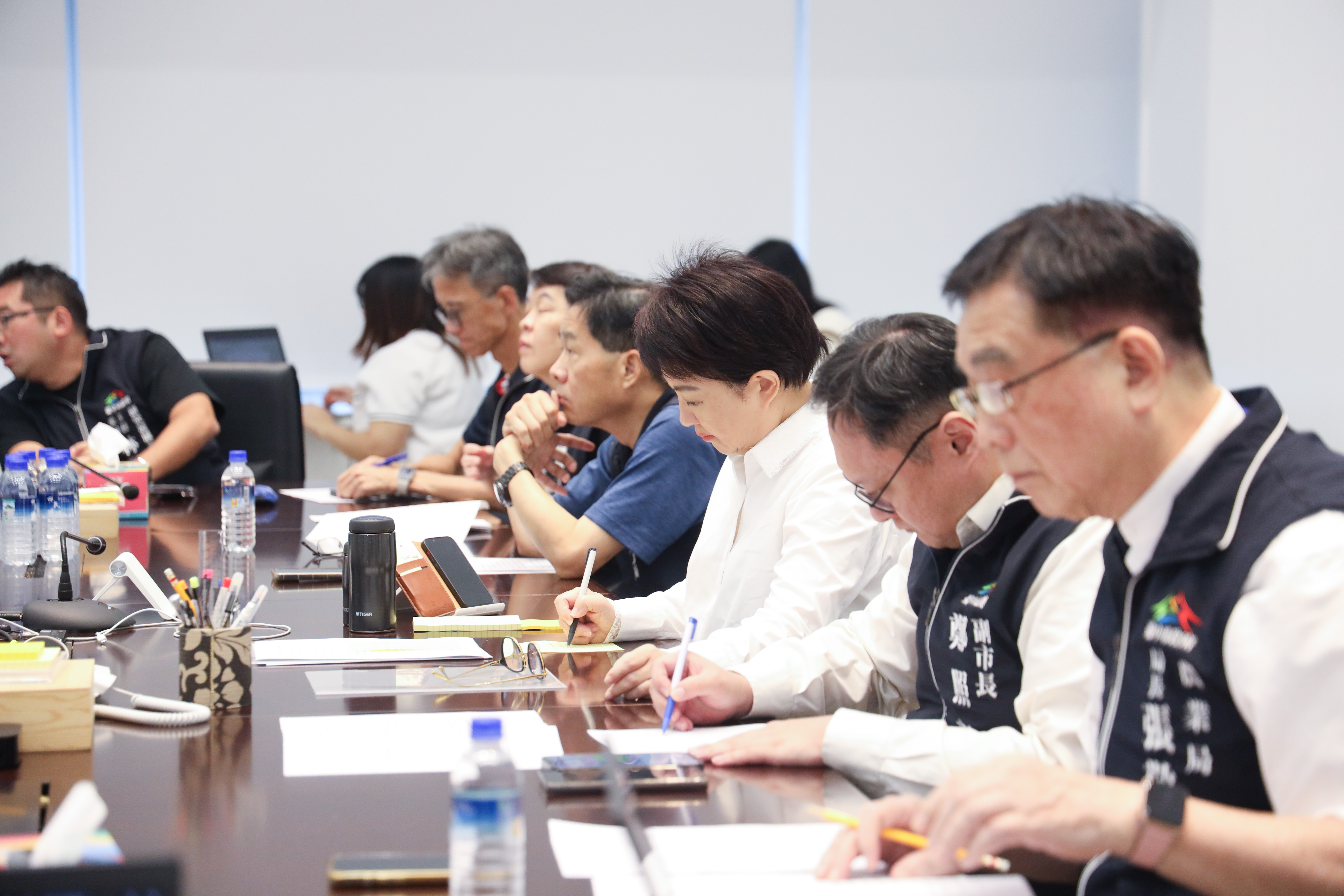 中台灣八縣市首長集結，針對美國關稅衝擊，提出十五項關鍵對策，呼籲中央與地方攜手，穩定台灣經濟、守護產業與民生。盧秀燕主導會議，聚焦產業轉型、財政支援與糧食安全。