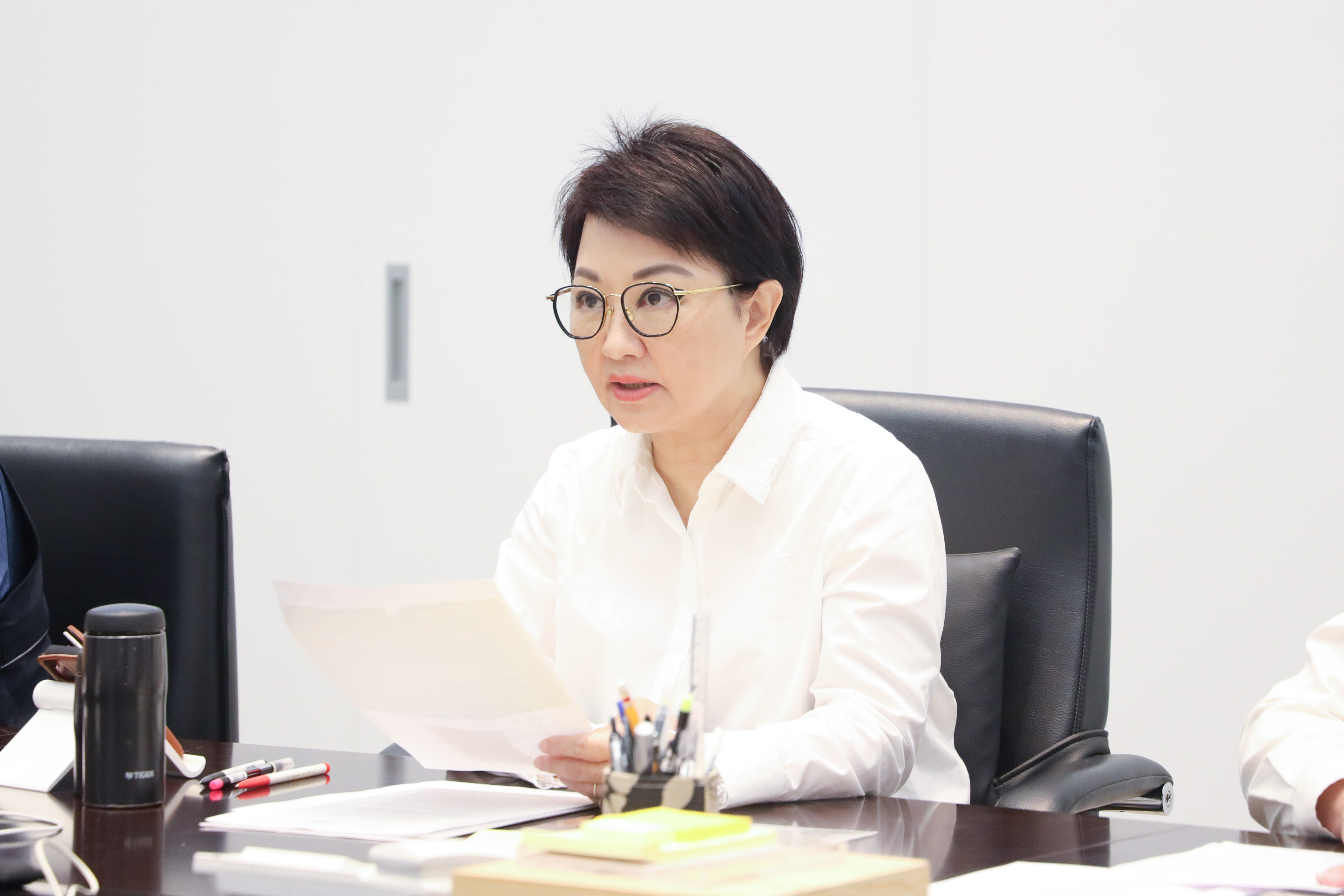 中台灣八縣市首長集結，針對美國關稅衝擊，提出十五項關鍵對策，呼籲中央與地方攜手，穩定台灣經濟、守護產業與民生。盧秀燕主導會議，聚焦產業轉型、財政支援與糧食安全。