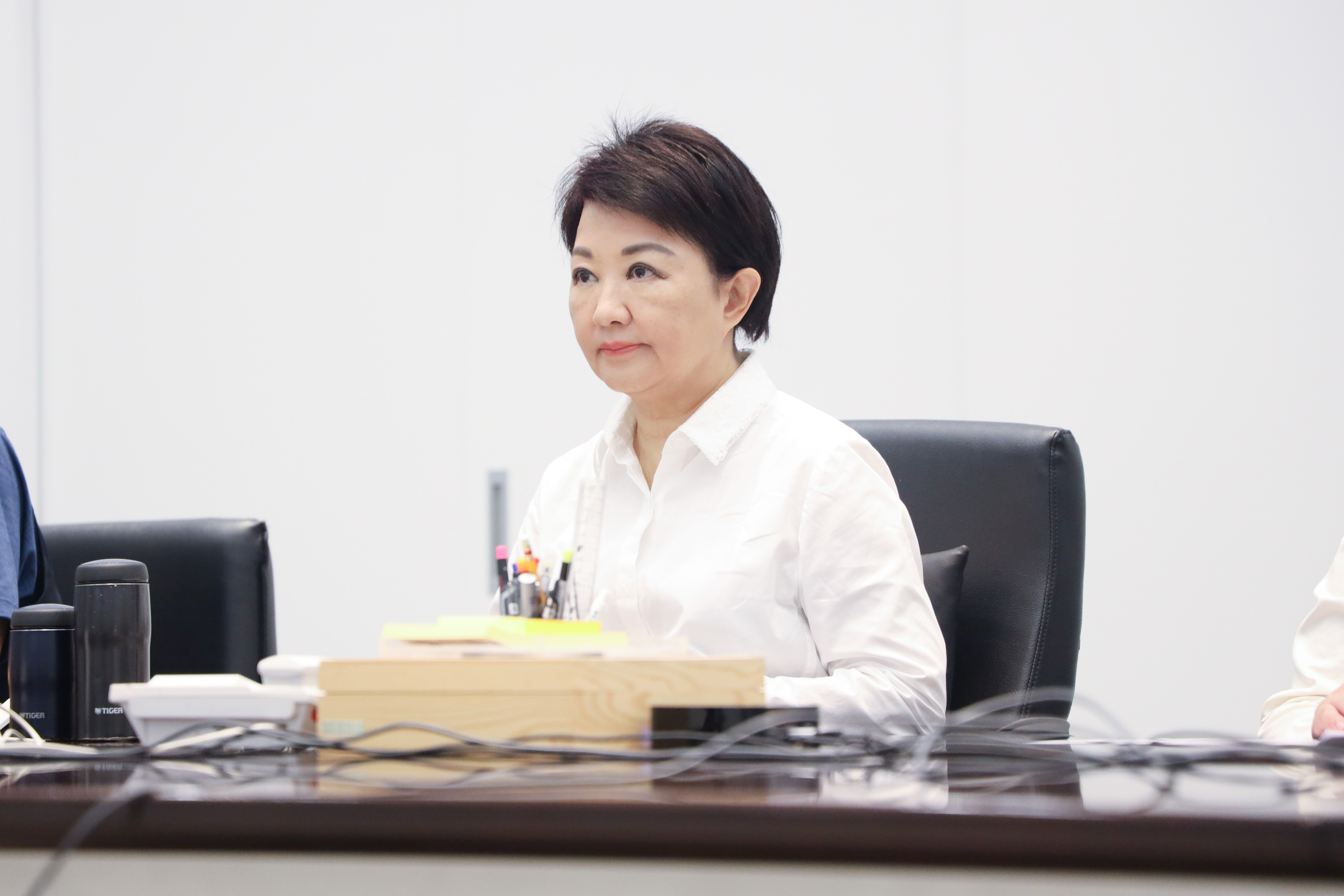 中台灣八縣市首長集結，針對美國關稅衝擊，提出十五項關鍵對策，呼籲中央與地方攜手，穩定台灣經濟、守護產業與民生。盧秀燕主導會議，聚焦產業轉型、財政支援與糧食安全。