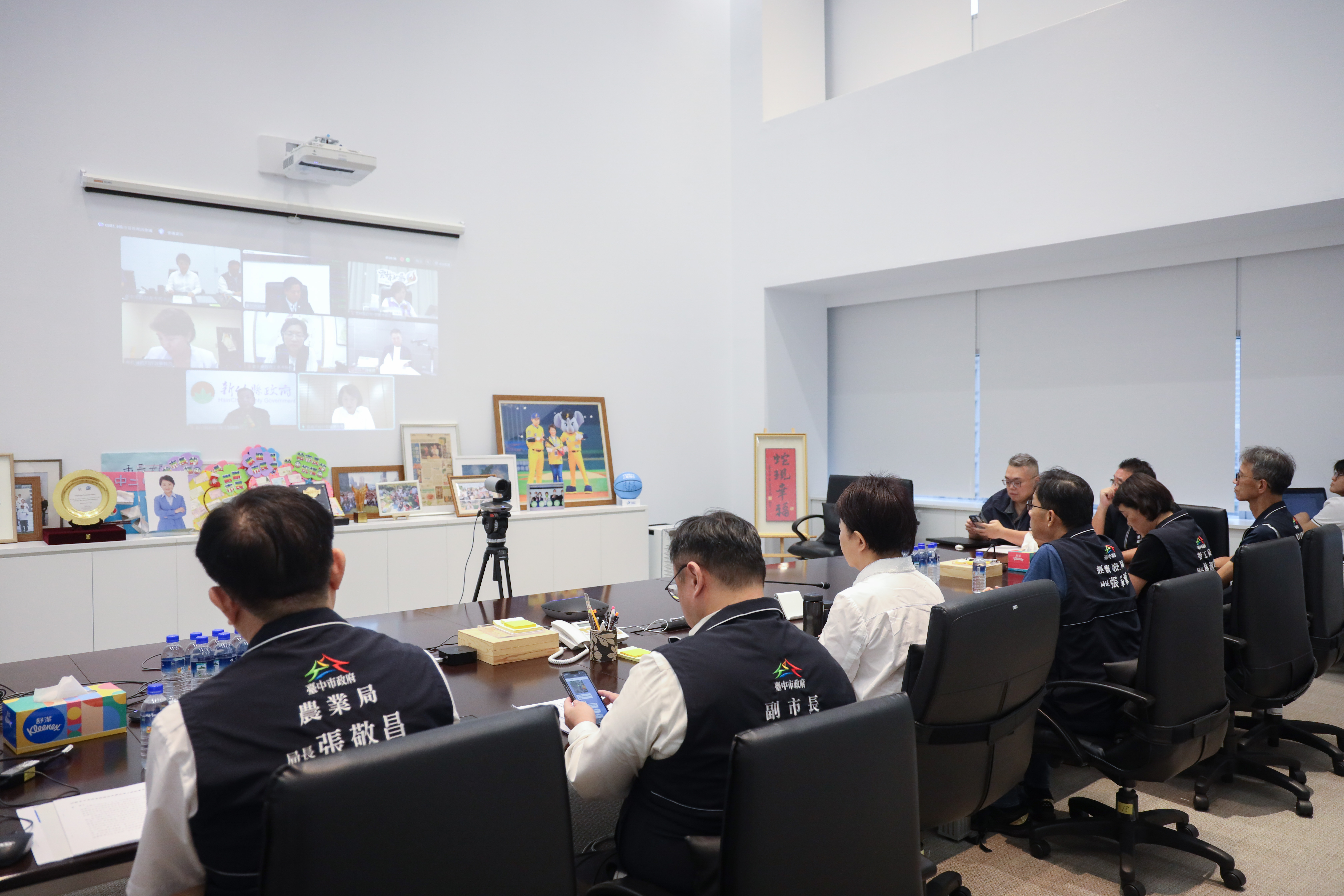 中台灣八縣市首長集結，針對美國關稅衝擊，提出十五項關鍵對策，呼籲中央與地方攜手，穩定台灣經濟、守護產業與民生。盧秀燕主導會議，聚焦產業轉型、財政支援與糧食安全。