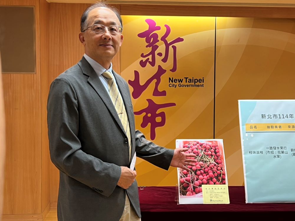 《圖說》衛生局副局長馬景野說明，今年度中元節應景食品「桂味荔枝」抽驗不合格原由。〈記者葉柏成攝〉