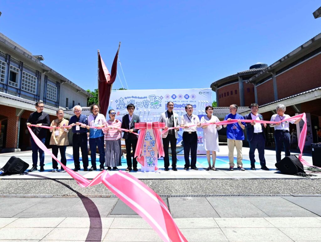 文化交心・工藝傳情《臺灣工藝聚-浪漫傳情藝》 七夕宜蘭傳藝園區盛大登場 1 %E9%96%8B%E5%B9%95%E5%84%80%E5%BC%8F%E5%8C%AF%E8%81%9A%E5%90%84%E7%95%8C%E5%98%89%E8%B3%93%EF%BC%8C%E5%85%B1%E5%90%8C%E8%A6%8B%E8%AD%89%E5%B7%A5%E8%97%9D%E6%96%87%E5%8C%96%E7%9A%84%E8%B7%A8%E5%9C%8B%E4%BA%A4%E6%B5%81%E8%88%87%E5%89%B5%E6%96%B0%E7%99%BC%E5%B1%95%EF%BC%8C%E5%B7%A6%E8%B5%B7%E4%B8%AD%E8%8F%AF%E6%B0%91%E5%9C%8B%E5%B7%A5%E6%A5%AD%E8%A8%AD 0